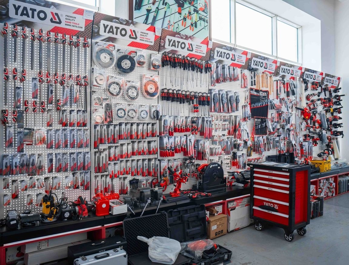 Praticità quotidiana in officina con borsa porta attrezzi professionale